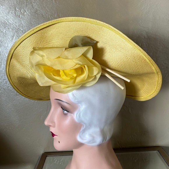 DRAMATIC 1960s\' YELLOW STRAW WIDE BRIM HAT WITH YELLOW FABRIC \